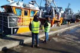 Personal municipal corrobora el cumplimiento de las inspecciones de los buques, previo a su salida del puerto