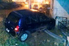 Perdió el control del rodado, despistó y se estrelló en una casa