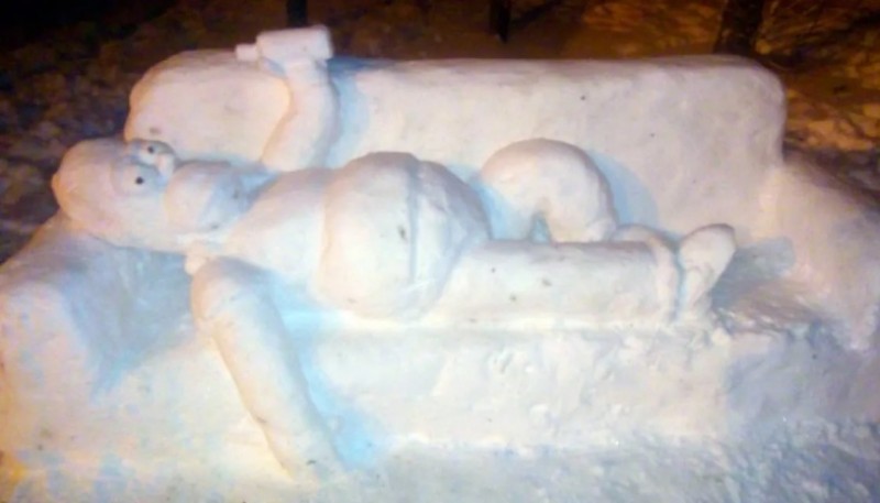 Hicieron una escultura de Homero Simpson tras una fuerte nevada y el resultado fue sorprendente