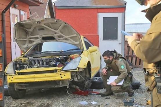 Arreglaba el auto, cedió el crique y quedó aplastado