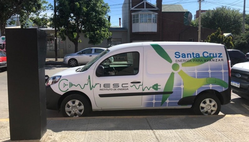 El automóvil se encuentra fuera del Instituto de Energía en calle C. Rivadavia. 