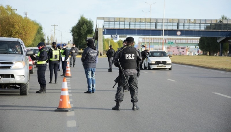 Controles en la calle cuando Río Gallegos estaba en Fase 1. 