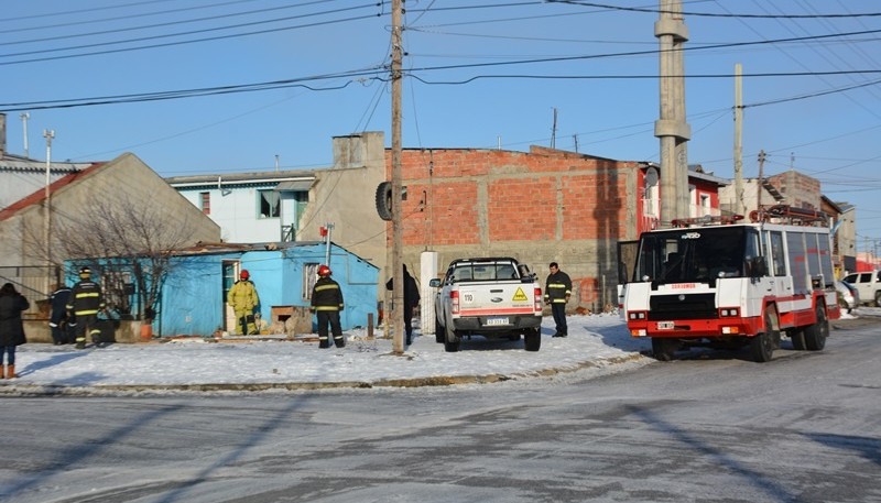 Bomberos y personal de Camuzzi trabajaron en la casa. (Foto: C.R.)   