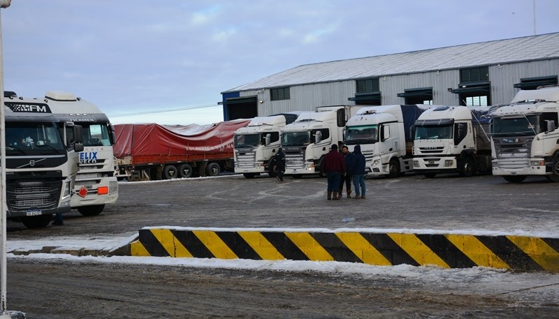 Otro día con largas filas de camiones en la aduana local (C.R)