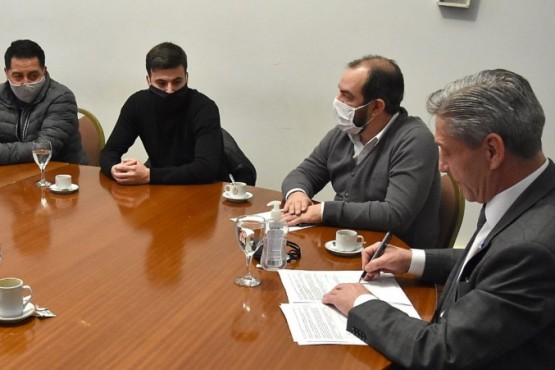 Arcioni firmó convenios con Comunas Rurales para la adquisición de vehículos