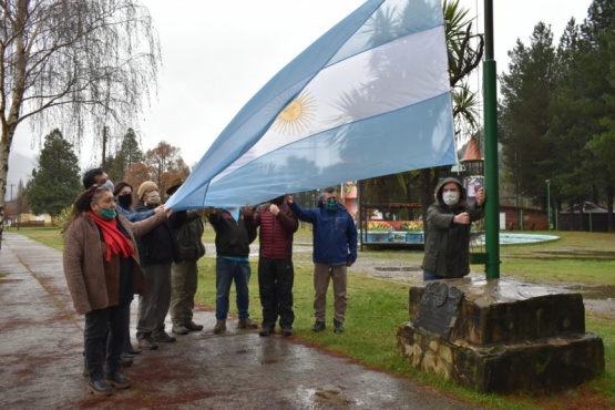 Realizan acto por el Día de la Independencia en Lago Puelo