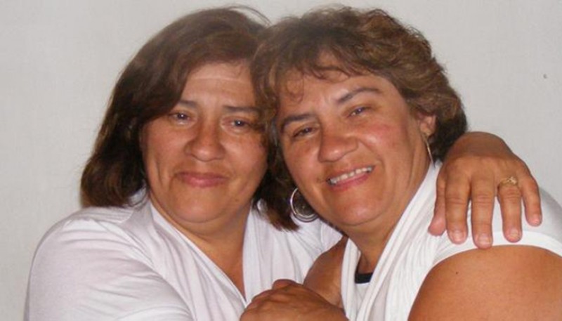 La conmovedora historia de dos hermanas gemelas que se conocieron a los 50 años