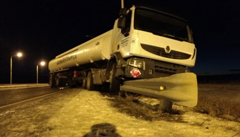 Un camión despistó y terminó contra el guarda rail  (Fotos: C.G)