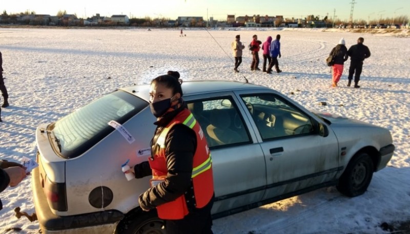 El coche tiraba a otro sujeto que tenía unos esquíes. (C. G)