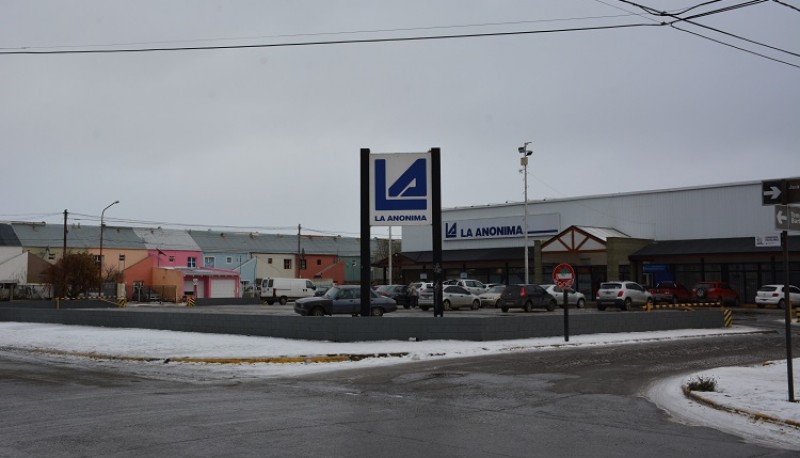 La Anónima realiza tareas de despegue de nieve en sus playas de estacionamiento