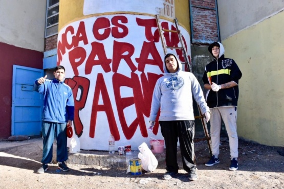 Jóvenes del barrio Constitución pintan murales para embellecer el lugar