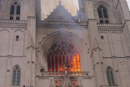 Un incendio afectó a la catedral de Nantes