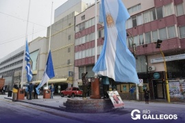 La nieve acompañó el izamiento dominical