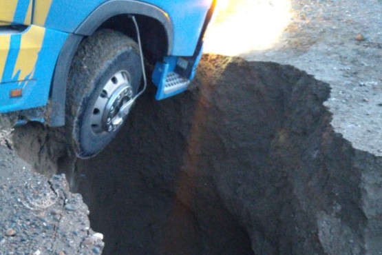 Quiso estacionar y quedó al borde de caer en una zanja