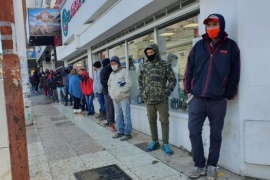 Largas filas para cobrar el IFE en el banco Chubut