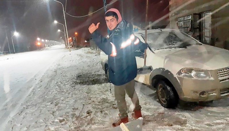 Adrián trabaja en la fría noche de Río Gallegos 