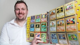 Hombre de 34 años descubre que sus cartas de Pokémon valen una fortuna
