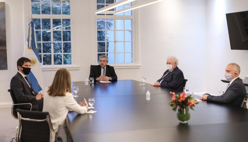 Alberto recibió a directivos del laboratorio AstraZeneca que desarrolla vacuna junto a la Universidad de Oxford