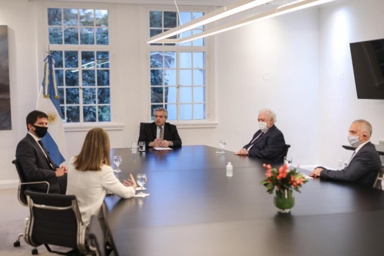 Alberto recibió a directivos del laboratorio AstraZeneca que desarrolla vacuna junto a la Universidad de Oxford