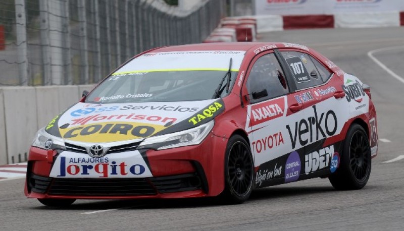 El Toyota y el santacruceño girando en San Luis. 