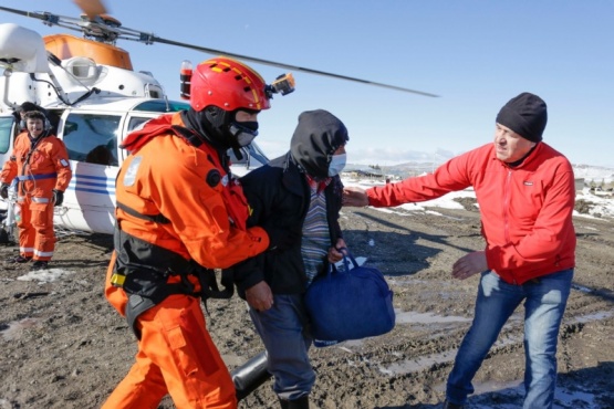 Evacuaron en helicóptero a cuatro personas más que estaban aisladas por el temporal de nieve en Colonia Cushamen