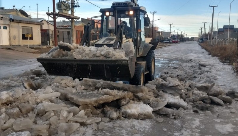 Obras Públicas: continúa el despeje de calles por escarcha