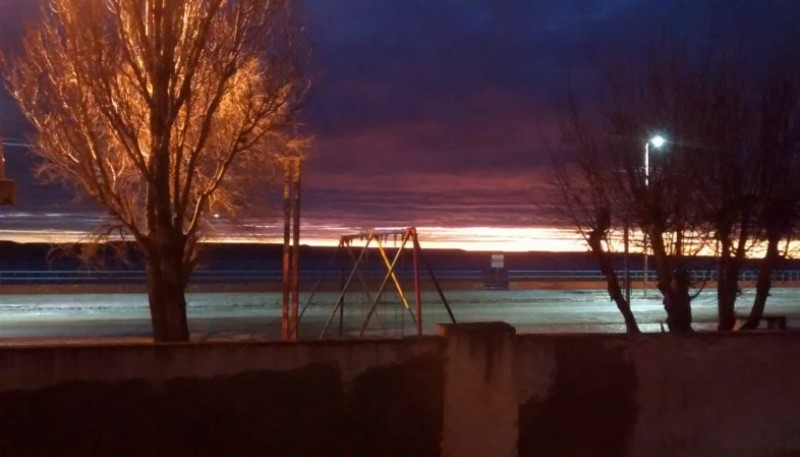 La pequeña luz puede verse junto al árbol de la izquierda de la foto. 