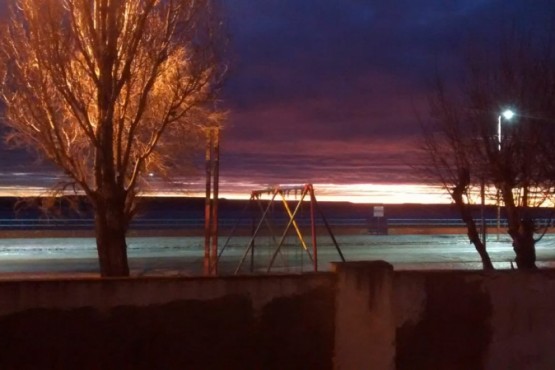 La pequeña luz puede verse junto al árbol de la izquierda de la foto. 