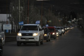 Multitudinaria caravana en contra del ingreso de petroleros chubutenses a Santa Cruz