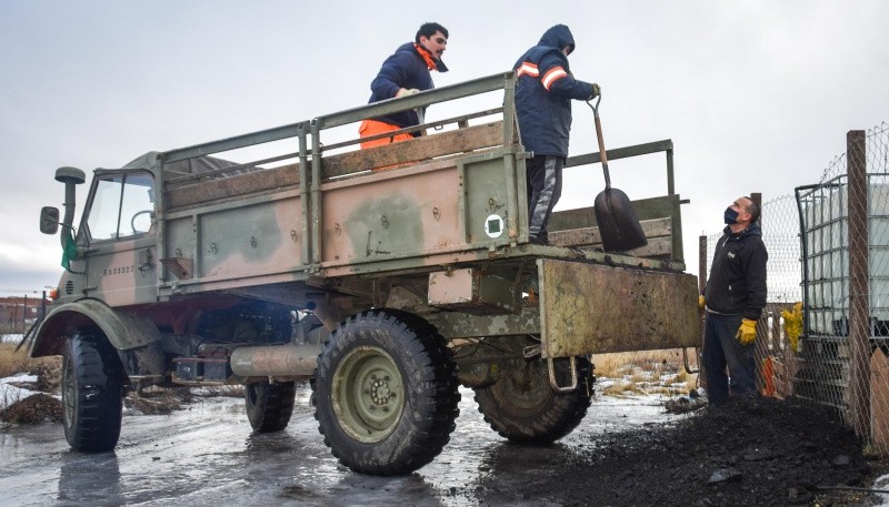 Municipio y Ejército Argentino realizan operativo de entrega de carbón a barrios