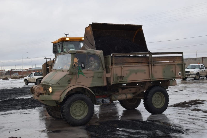 Municipio y Ejército Argentino realizan operativo de entrega de carbón a barrios