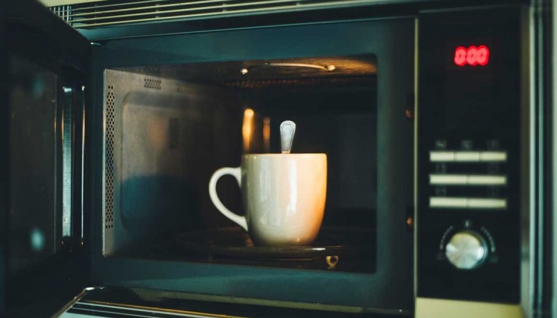 Por qué no es conveniente calentar agua en el microondas
