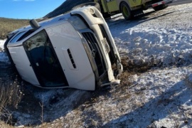 Una camioneta volcó en la ruta y dejó a tres personas en el hospital