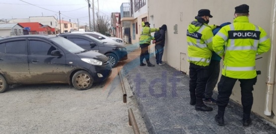 Chocaron desde atrás a un remis y quedaron detenidos