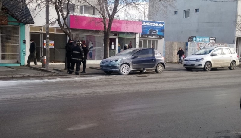 Se le prendió fuego el auto y un vecino sofocó el incendio (C:R)