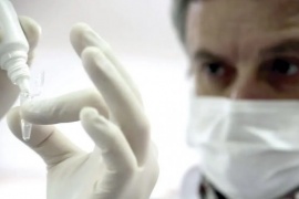 Coronavirus: Detectaron una nueva cepa en Reino Unido que disminuye los anticuerpos