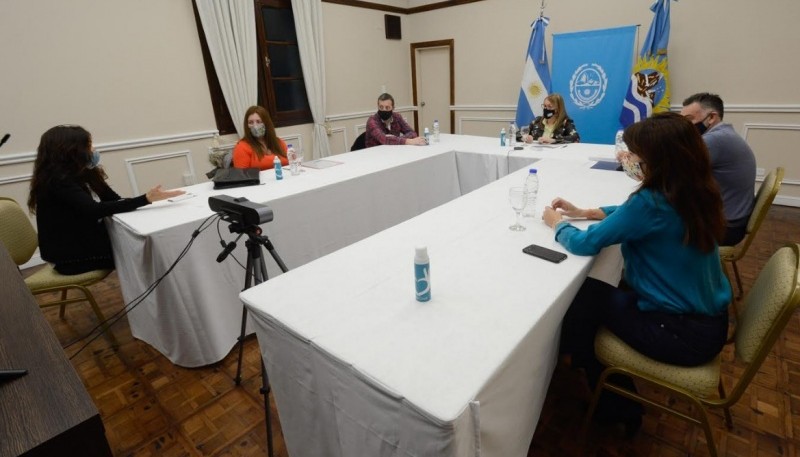 Alicia firmó la escritura de las tierras del Parque Provincial Cuevas de las Manos 