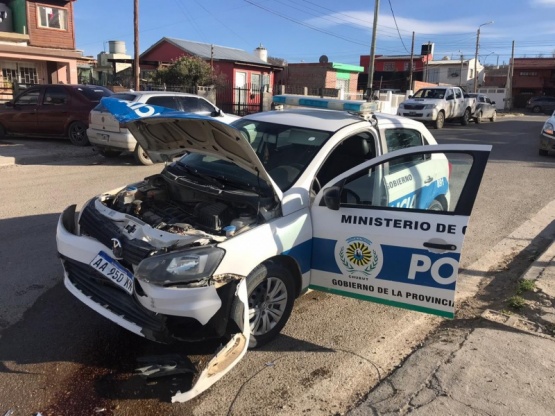 Chocaron a un patrullero y se dieron a la fuga