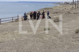 Rescatan a una familia atrapada por la marea