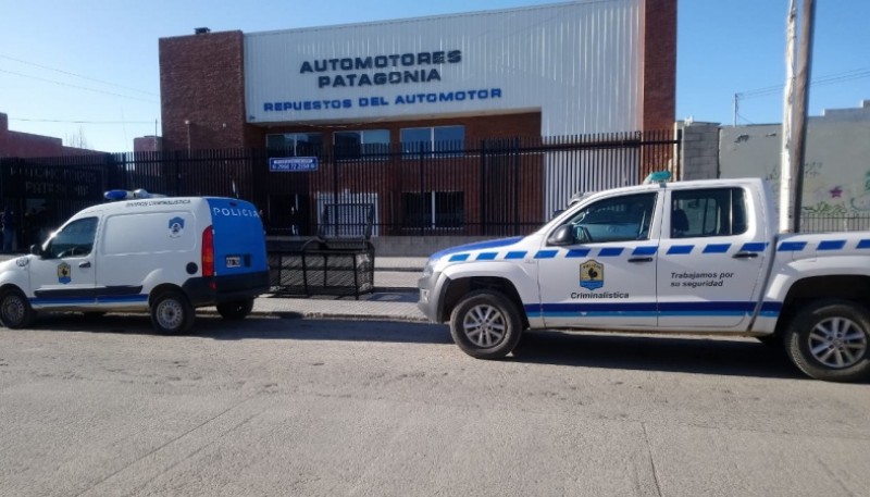 Camioneta policial en el lugar del robo (Foto: C.Robledo).