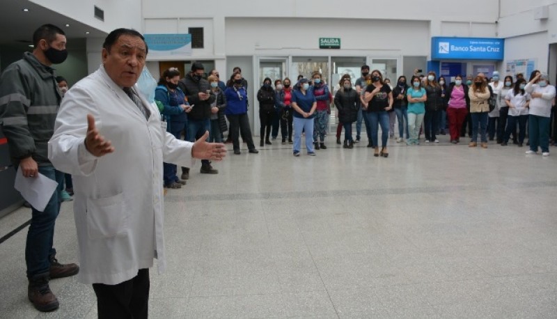 Asamblea de trabajadores en el hall del Hospital. (Foto: C.R)