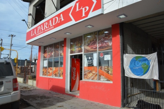 El joven rompió el vidrio de la puerta principal para ingresar al local.