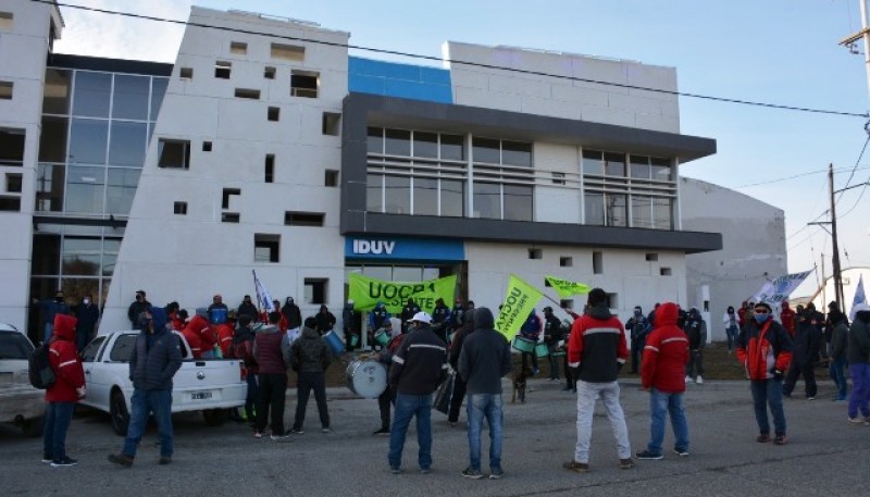 Ayer hubo reclamo afuera del flamante edificio.