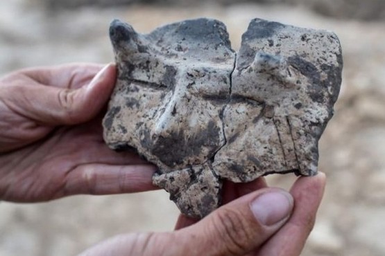 Encontraron un fragmento de un cuenco en un asentamiento de 7.000 años