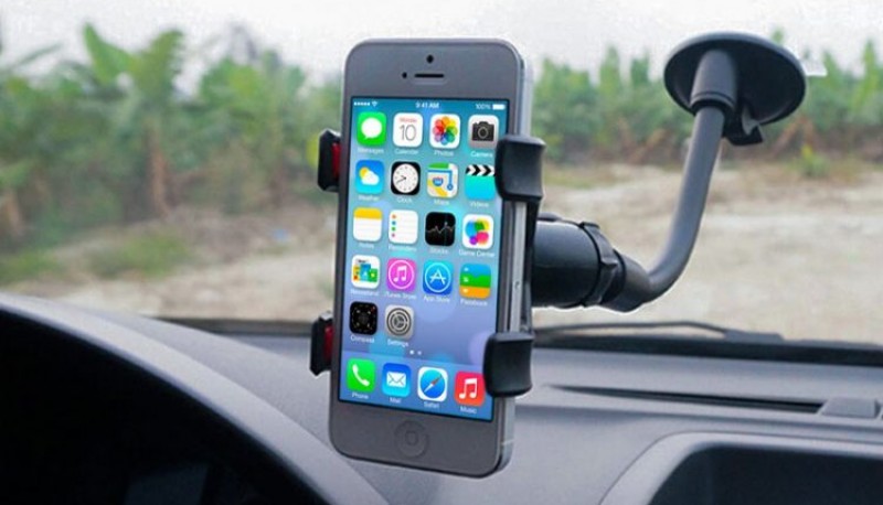 3 formas caseras de llevar el celular en tu auto