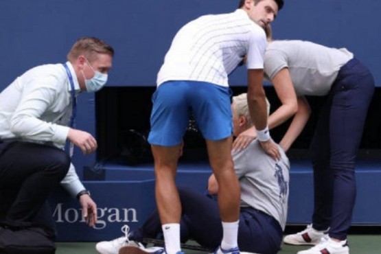 Djokovic fue descalificado del US Open por pegarle un pelotazo a una jueza de línea