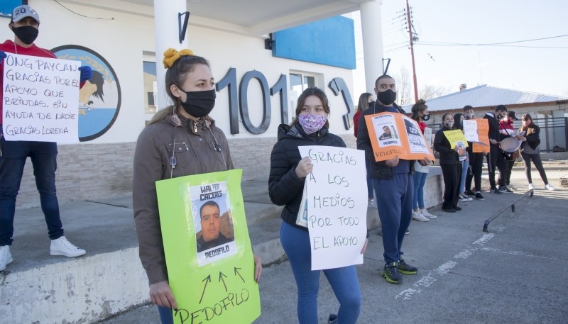 La familia, amigos y vecinos se manifestaron en la puerta del 101. (Foto: C.G.)