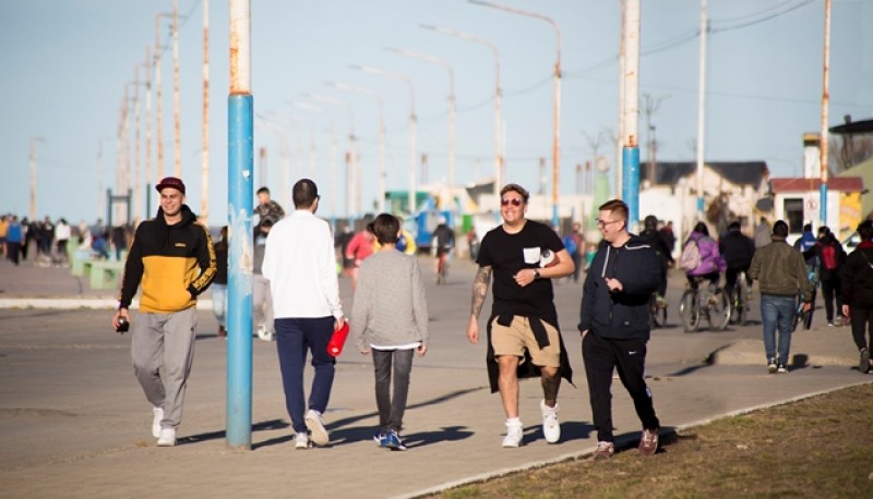 Personas en la Costanera en plena pandemia. (Foto C.G)