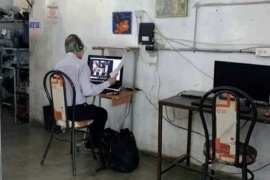 Fotografían a un profesor que asiste a un ciber para darle clases a sus alumnos