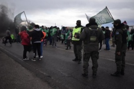 Estatales se manifiestan en la ruta 3 con corte del tránsito